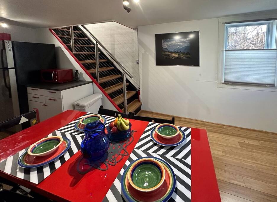 Unique Artsy 2 Bdrm 1.5 Mi From Downtown Apartment
